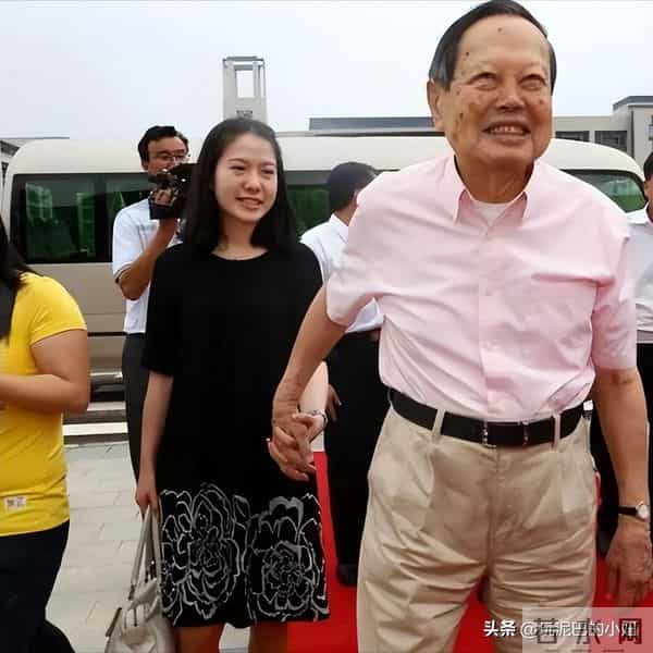 翁帆泣不成声，追忆早晨醒来看雪，像个小女孩沉浸在纯粹的浪漫中