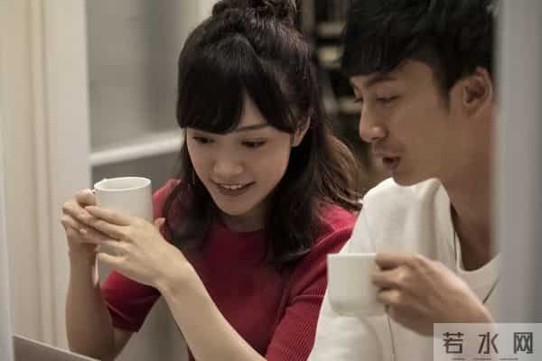 当和女人相处,主动触碰她的这些地方,能让她心动不已。