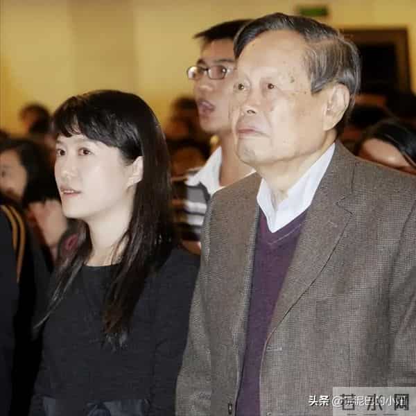 翁帆泣不成声，追忆早晨醒来看雪，像个小女孩沉浸在纯粹的浪漫中