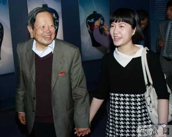 杨振宁去世两个月，翁帆哽咽发声追忆，多次擦泪，两件事让人泪目