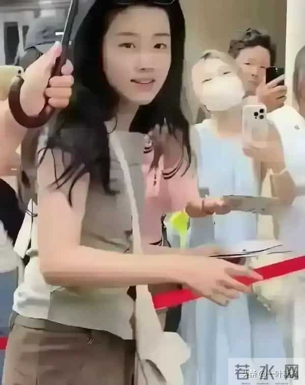 哇塞！这身材！这样貌！这腿！感觉她太吃亏了，根本没现实中好看