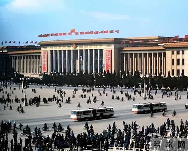 1958年,如何给大会堂的东门廊柱搬家:高23米的钢筋混凝土柱子