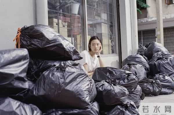 为了给女儿腾出一间书房，一个中年大叔决定“断舍离”