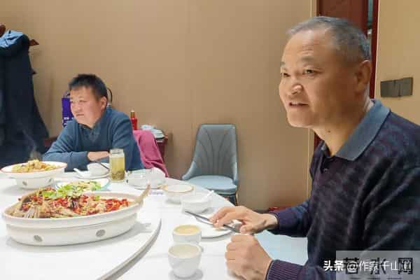 初雪夜破防!退伍军官辞公职,5人菜馆弃麻桌畅聊文学