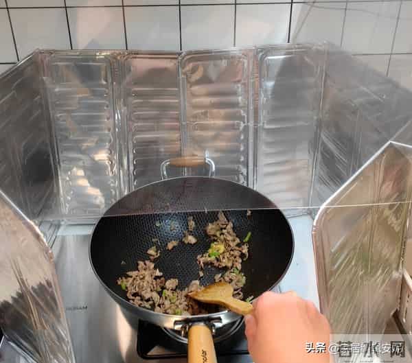 用油烟机时，到底要不要“开窗”？听内行人说完，才知我一直做错