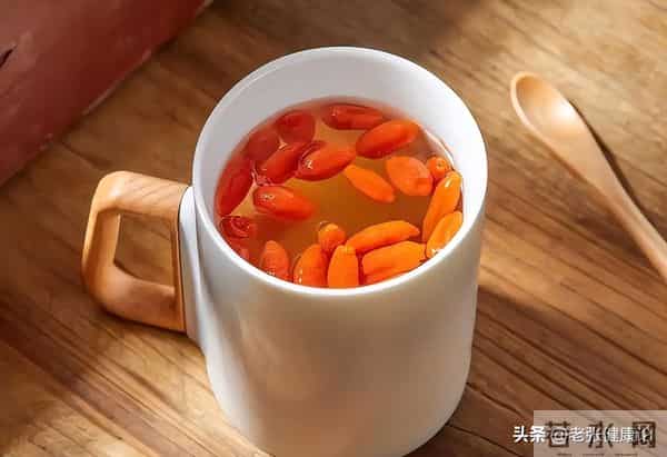 40岁男子坚持每天喝枸杞水降血糖、养肾，半年后身体情况如何？