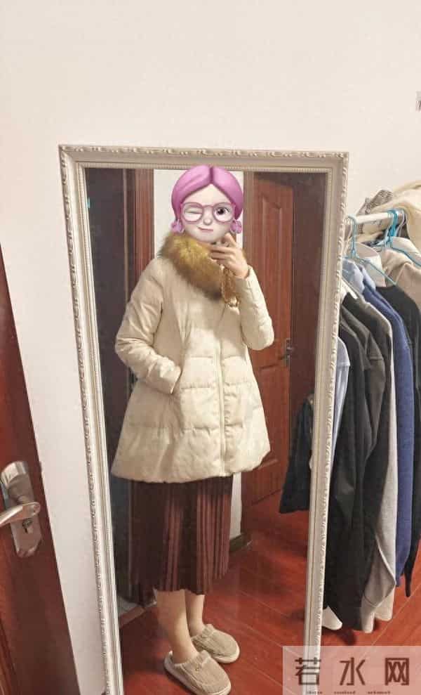 为了节省开支，穿上了十年前买的衣服，朋友说：扔远点儿，丑死了