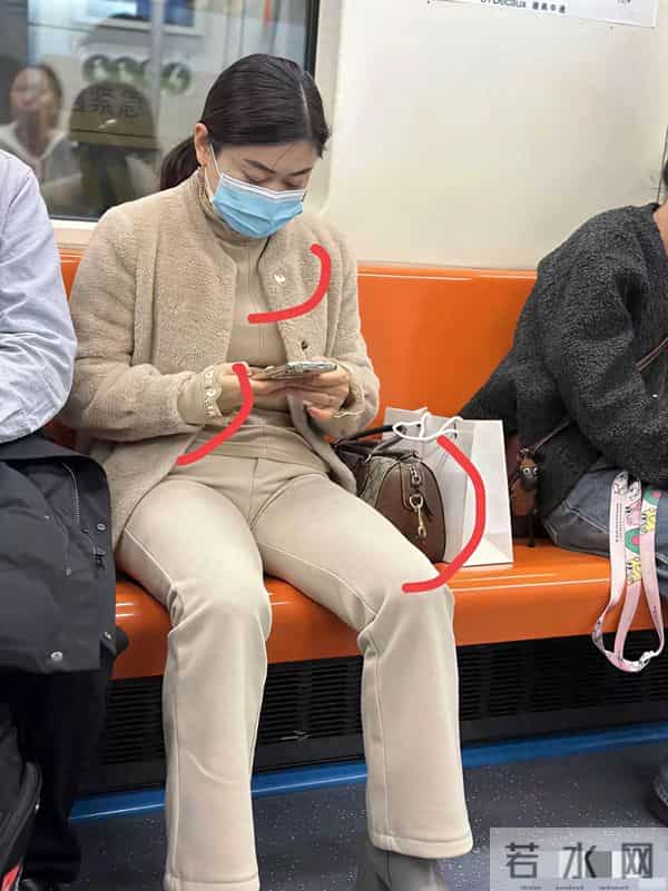 万万没想到啊！这么有钱的人也会挤地铁…