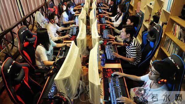 从人满为患到接连倒闭，几乎“消失”的网吧，为何忽然复活了？