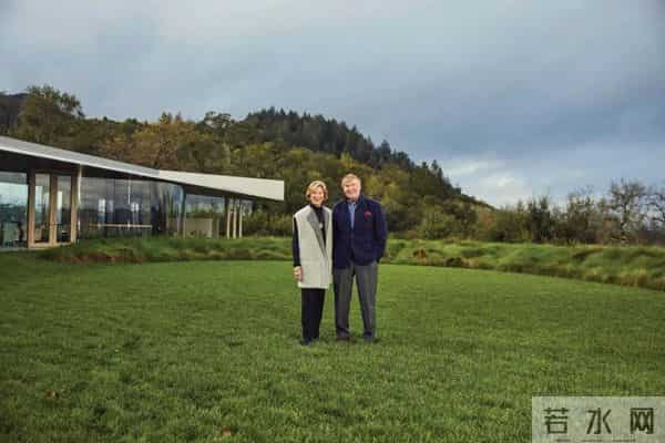 他是苹果公司早期投资人，一生专注媒体艺术收藏