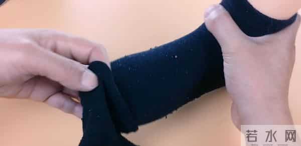 鞋子挤脚别扔，鞋店老教你正确方法，让鞋子立马变得合脚又舒服