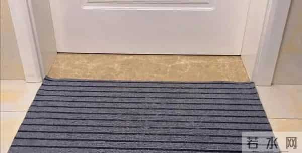家里地垫放在大门外还是大门内？原来很多人都做错了，看完改过来