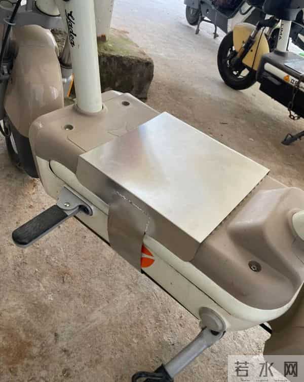 被年轻人的“电动车小配件”惊到了！网友直呼：会生活的人了不起