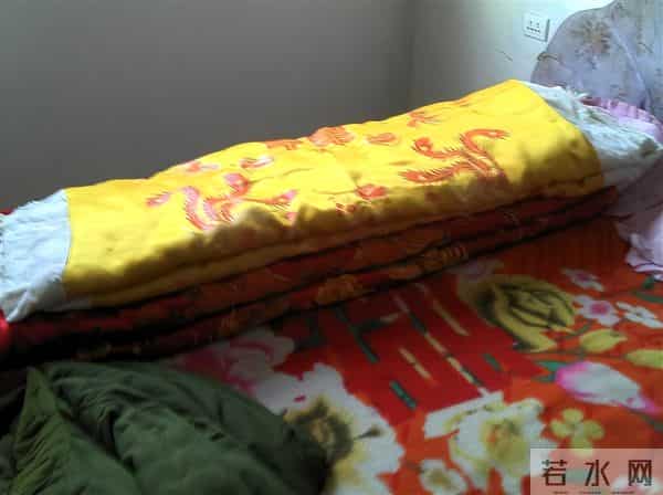 缎面棉被460之雾灰缎幕，盖住最后一串离线心跳