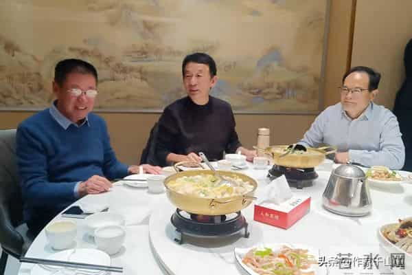 初雪夜破防!退伍军官辞公职,5人菜馆弃麻桌畅聊文学