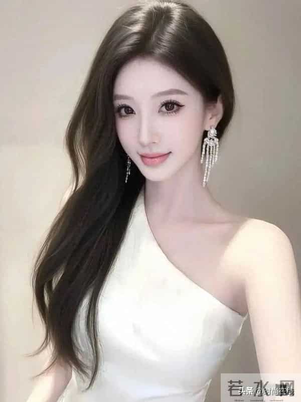 江西南昌一校花，172cm皮肤白到发光，身材也很顶级，太美啦