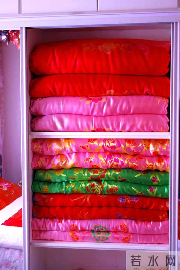 缎面棉被460之雾灰缎幕，盖住最后一串离线心跳