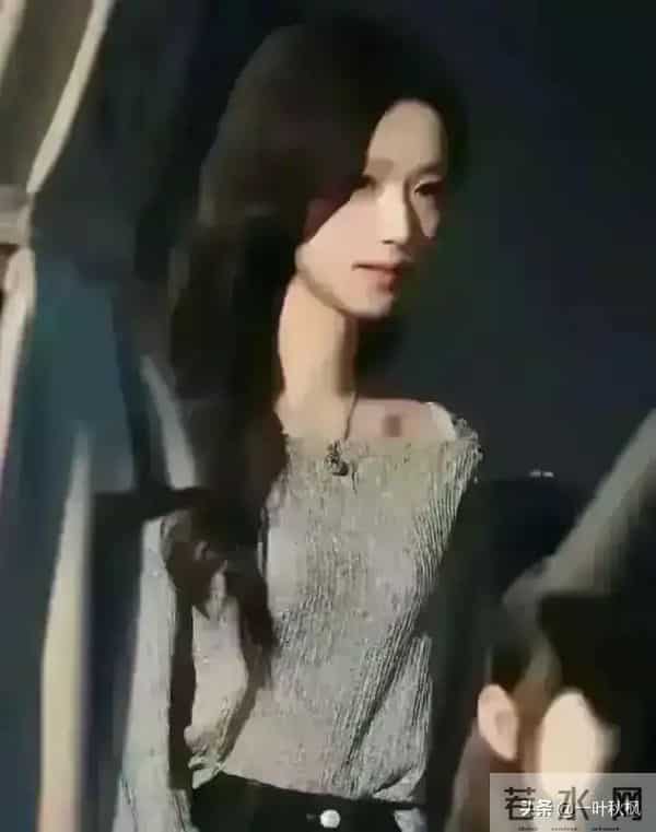 哇塞！这身材！这样貌！这腿！感觉她太吃亏了，根本没现实中好看