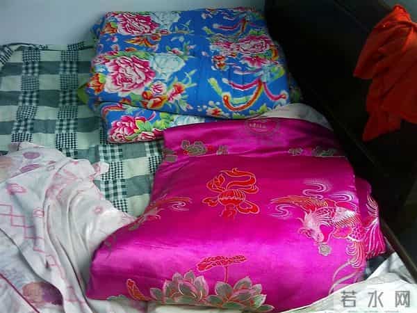 缎面棉被461之靛灰缎垫，让静默分割无声资产