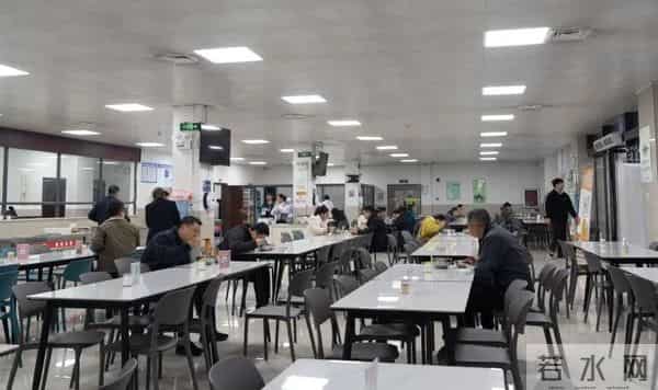 万山区政府停车场、机关食堂对外开放！