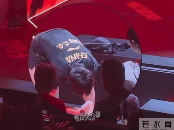 她刚说先走，小王比莎莎更急，到底为啥？