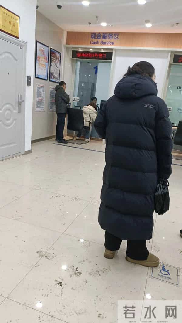 去银行办事前面八个人，我足足排了两个小时，才轮到我办理业务…