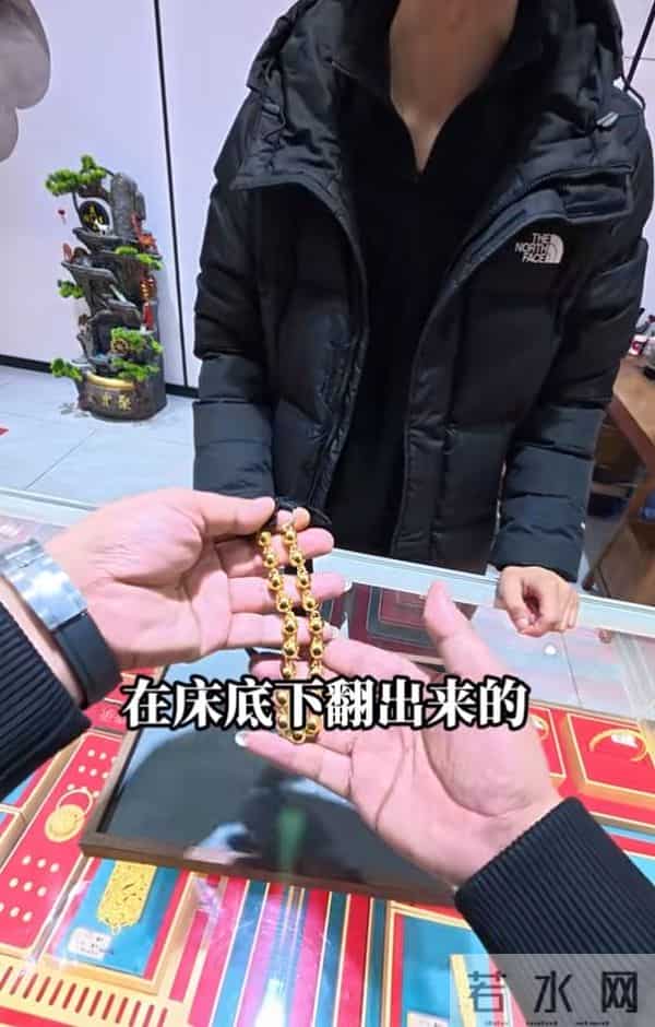 男子回家发现床下藏有金链细带裤，不知何物当项链带：越带越刺挠