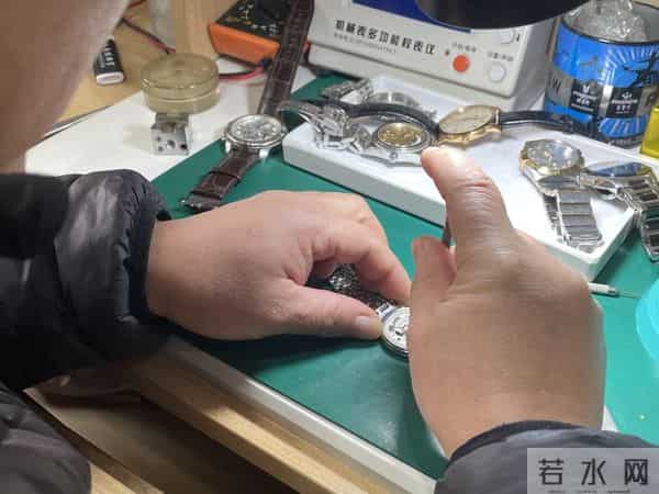 江西李师傅在杭州菜场修钟表，一修就是21年