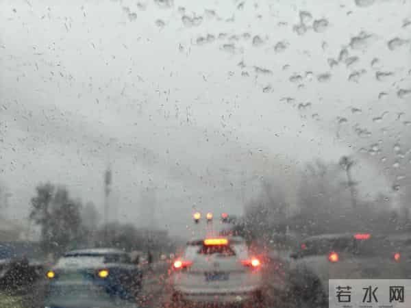 人家下雪天往家跑，而我下雪天往菜地跑，是憨了还是傻了？