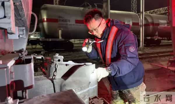深夜2-30的铁路密码：新手火车司机如何站好第一班岗