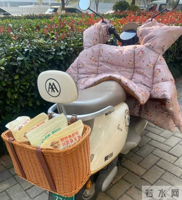 被年轻人的“电动车小配件”惊到了！网友直呼：会生活的人了不起