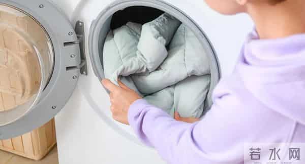 羽绒服穿几年就不保暖了?原来是做错了这2点→