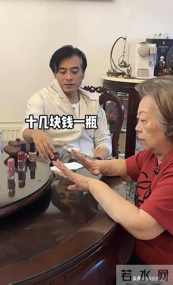 陈龙陪母亲做美甲，80岁妈妈手上钻戒又大又闪，网友：陈龙真孝顺