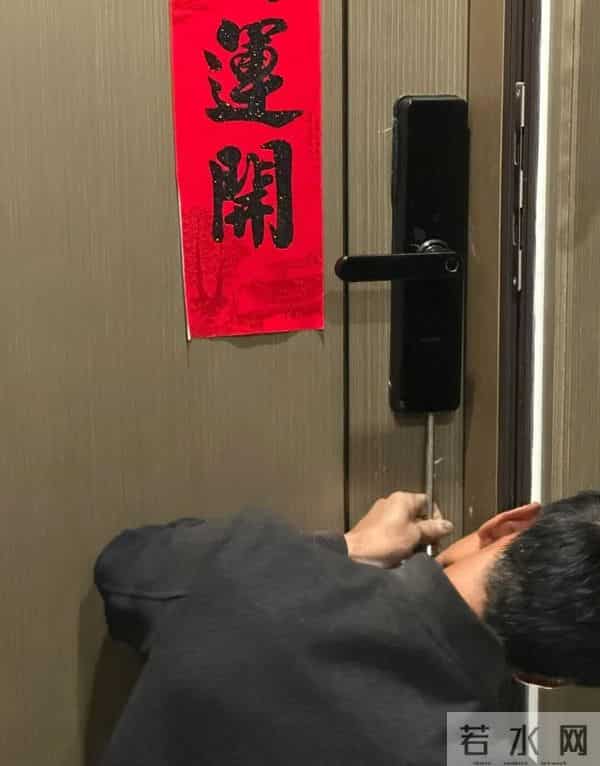 智能锁退居二线？开锁师傅揭秘隐患，老人叫苦连天。