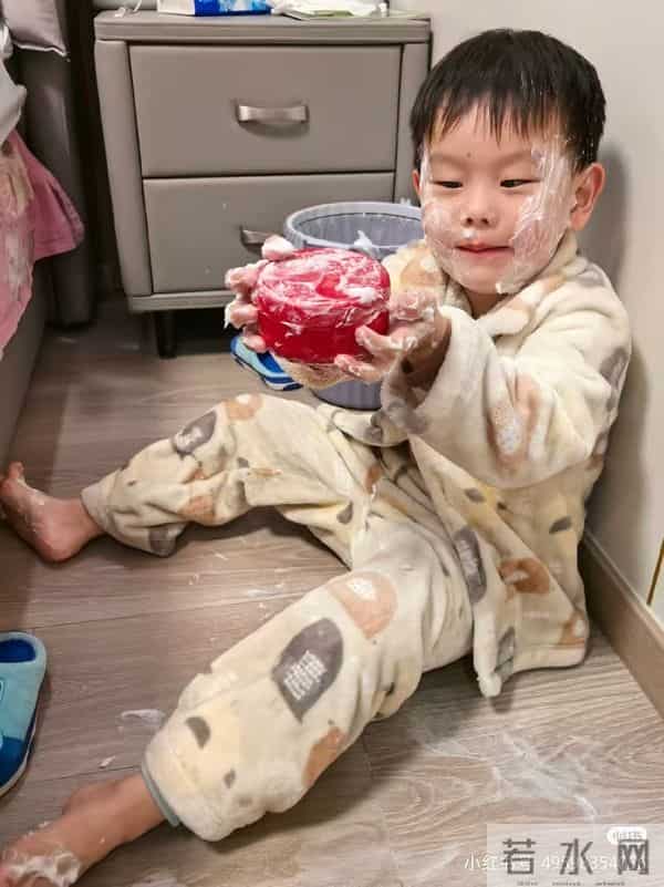 “她提着我的1万6万笑，我在哭”，网友的一则帖文，引来全网吐槽