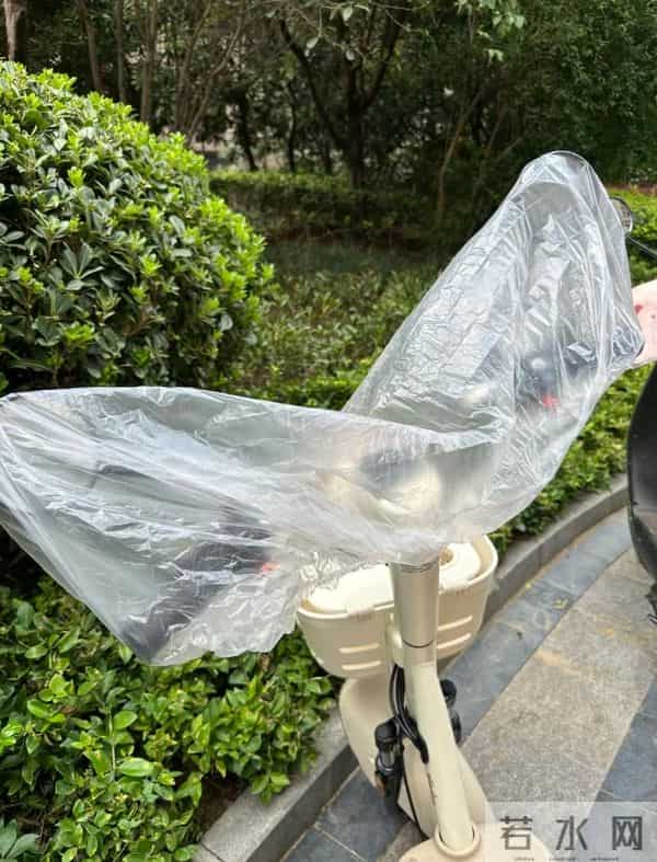 被年轻人的“电动车小配件”惊到了！网友直呼：会生活的人了不起