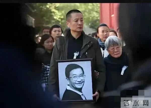 2010年，林徽因之孙梁鉴和继母方晶，在梁从诫葬礼上一张珍贵留影