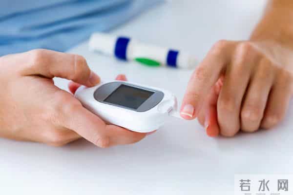 45岁男子，坚持饿肚子不吃晚饭，半年之后，血糖和体重情况如何