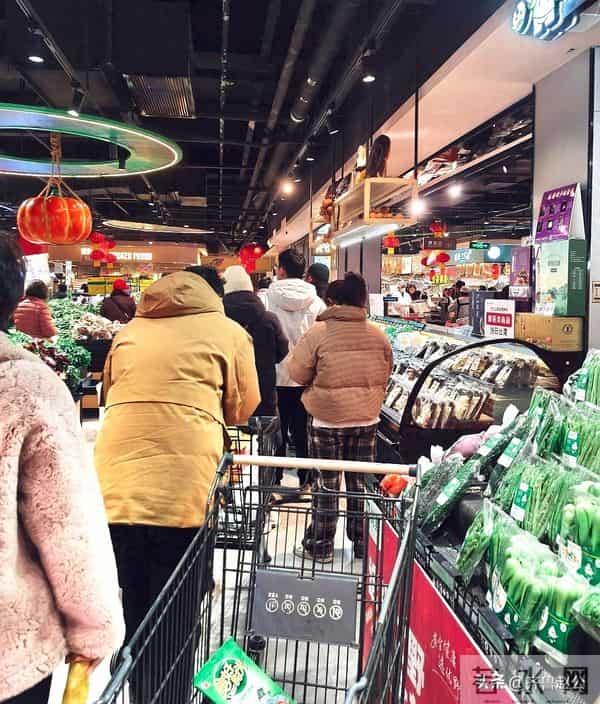 一句“肠子掉了”炸翻收银台，大姐窘迫，收银员补刀更致命。