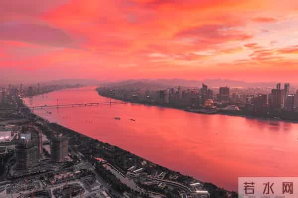 老祖宗说：“人过六十，不留五衣”，清理衣柜别忘扔哪五种衣服？