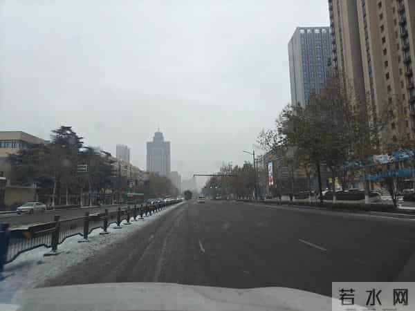 人家下雪天往家跑，而我下雪天往菜地跑，是憨了还是傻了？