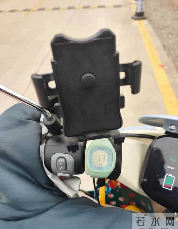 被年轻人的“电动车小配件”惊到了！网友直呼：会生活的人了不起