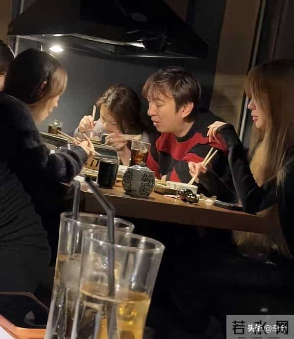 王思聪日本吃烤肉，身旁五六美女相伴，这逍遥日子慕了！