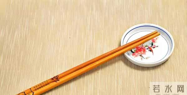 木筷和不锈钢筷，哪种更适合家用？看完冒“一身冷汗”，你知道吗