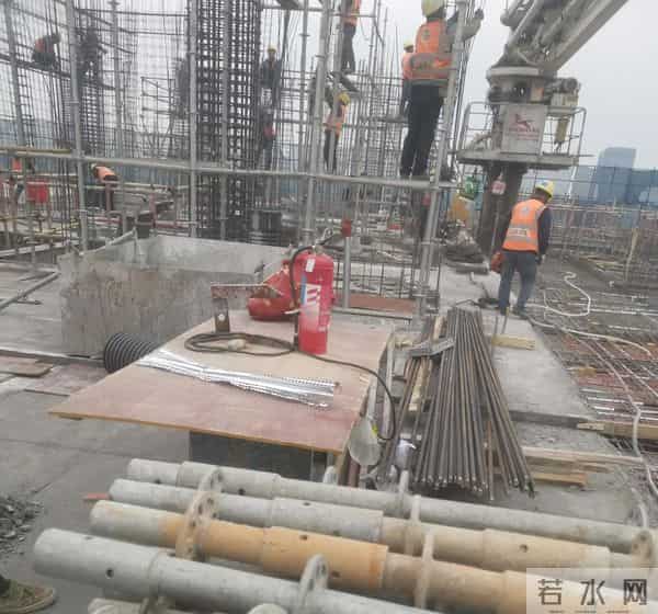 在工地别打架,我遇到两百多人围工地。当时四面楚歌,成瓮中捉鳖