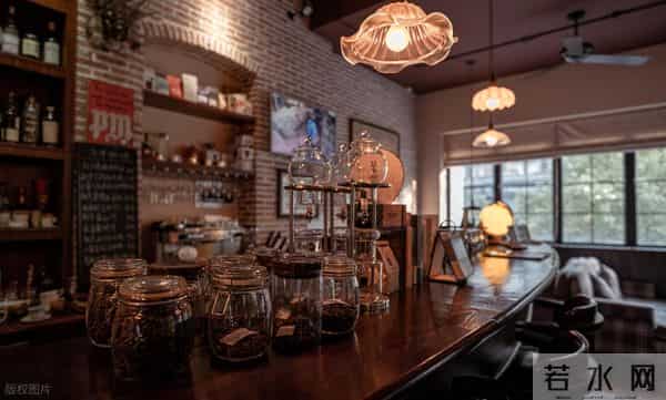 我36岁，逃离大厂回县城，咖啡馆月入5万，但我每晚都想哭