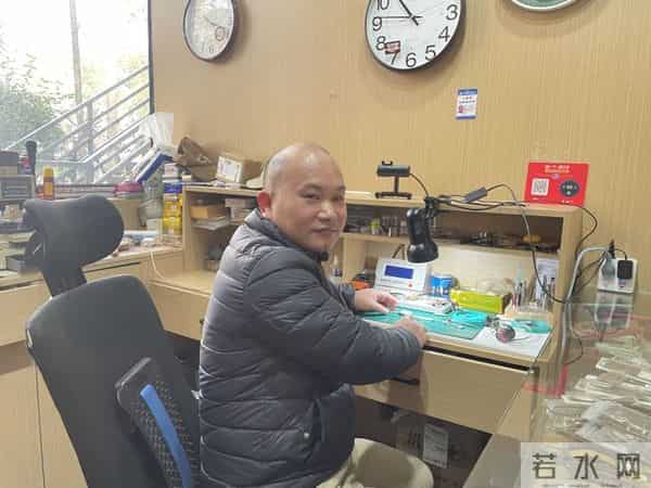 江西李师傅在杭州菜场修钟表，一修就是21年