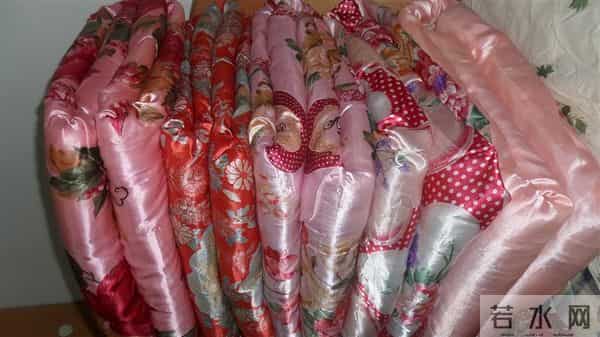 缎面棉被460之雾灰缎幕，盖住最后一串离线心跳