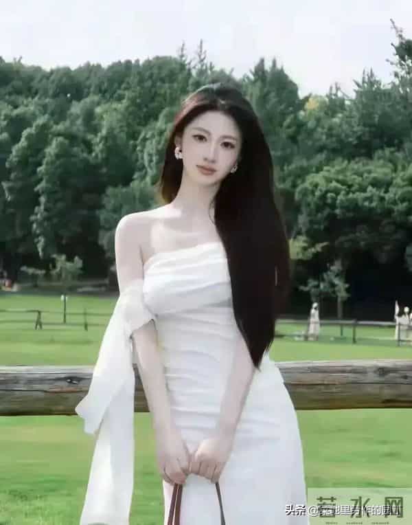 河南郑州一校花 身高172cm 身材拥有黄金比例 散发迷人身材魅力