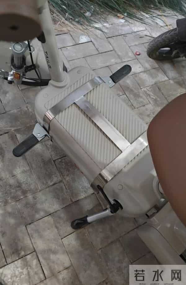 被年轻人的“电动车小配件”惊到了！网友直呼：会生活的人了不起